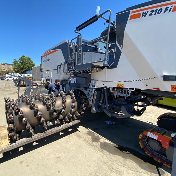 Road grinder clearance